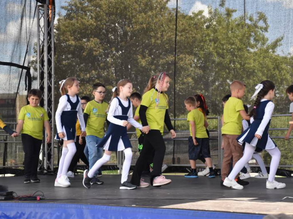 Występy dzieci na Pikniku Rodzinnym w Szkole Podstawowej nr 10 w Tarnobrzegu [zdjęcia]