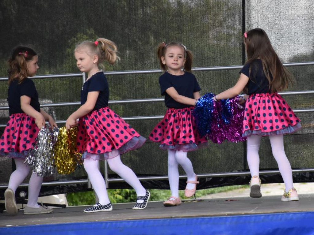 Występy dzieci na Pikniku Rodzinnym w Szkole Podstawowej nr 10 w Tarnobrzegu [zdjęcia]