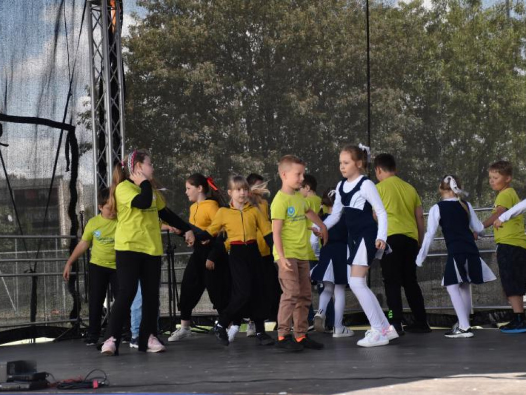 Występy dzieci na Pikniku Rodzinnym w Szkole Podstawowej nr 10 w Tarnobrzegu [zdjęcia]