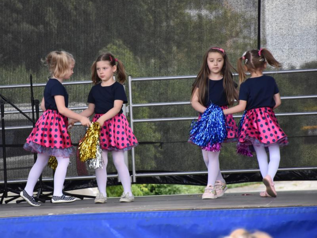 Występy dzieci na Pikniku Rodzinnym w Szkole Podstawowej nr 10 w Tarnobrzegu [zdjęcia]