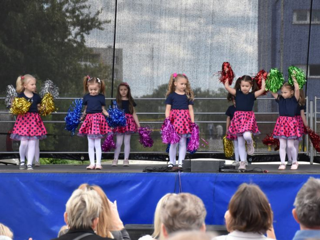 Występy dzieci na Pikniku Rodzinnym w Szkole Podstawowej nr 10 w Tarnobrzegu [zdjęcia]