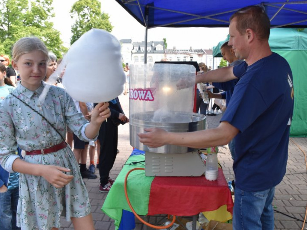 Trwa Eko-Dzień Dziecka na pl. Bartosza Głowackiego w Tarnobrzegu [zdjęcia]