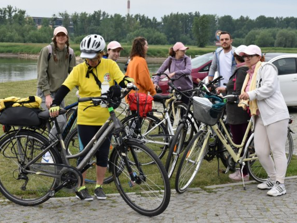 Rajd Papieski z biskupem na czele. Uczestnicy jadą z Sandomierza do Stanów Bojanowskich [zdjęcia]