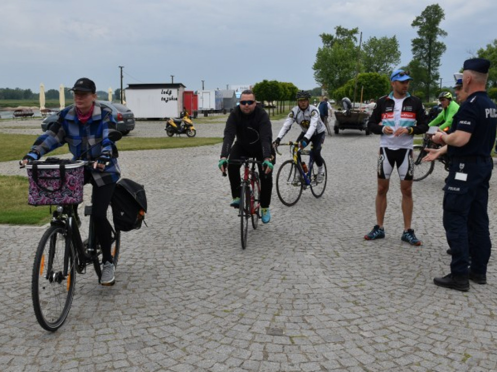 Rajd Papieski z biskupem na czele. Uczestnicy jadą z Sandomierza do Stanów Bojanowskich [zdjęcia]
