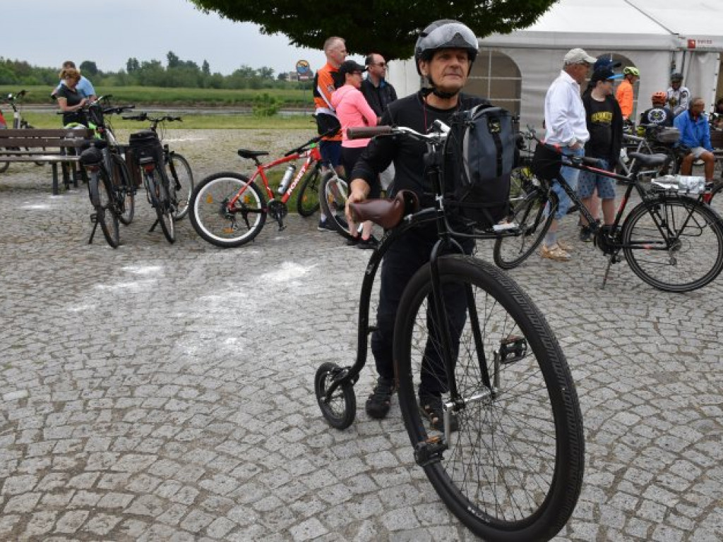 Rajd Papieski z biskupem na czele. Uczestnicy jadą z Sandomierza do Stanów Bojanowskich [zdjęcia]