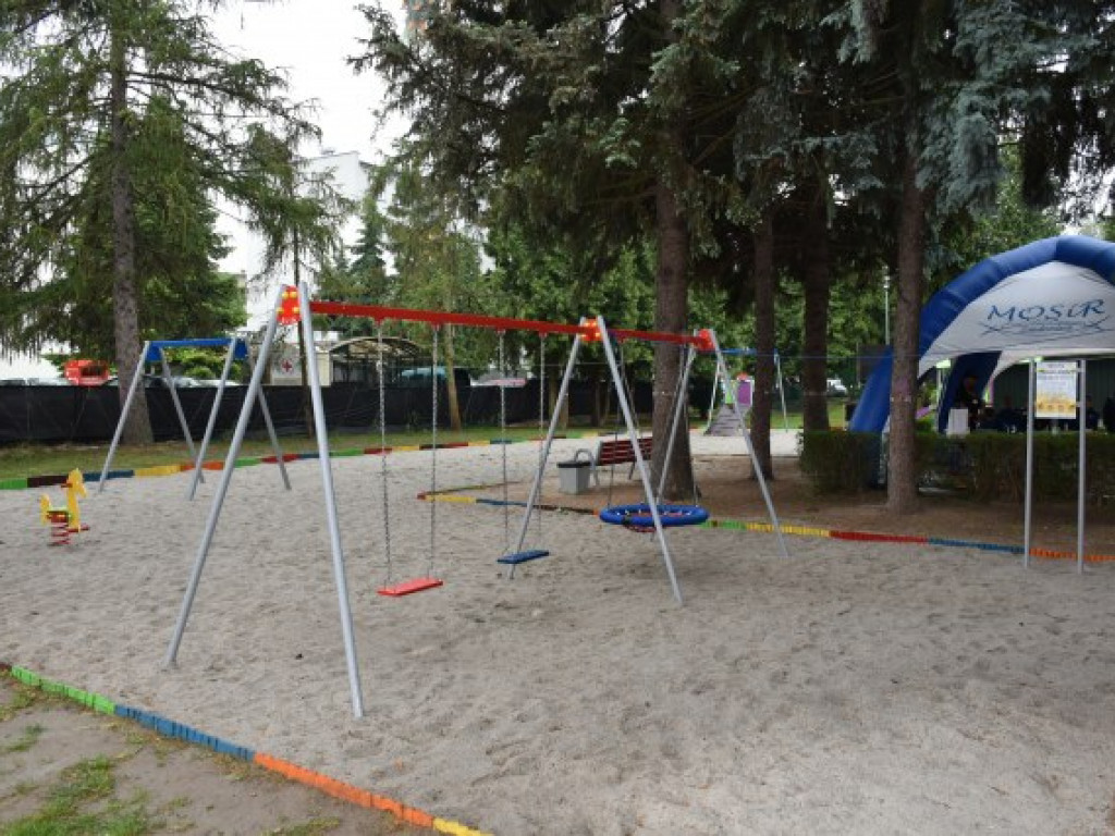 Nowy plac zabaw i inne atrakcje w prezencie dla najmłodszych sandomierzan [zdjęcia]