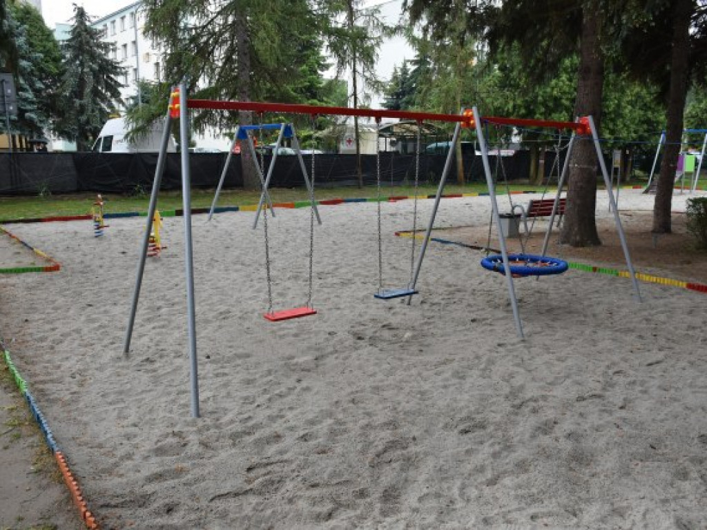 Nowy plac zabaw i inne atrakcje w prezencie dla najmłodszych sandomierzan [zdjęcia]