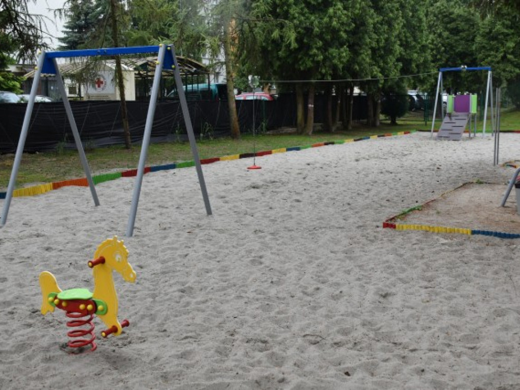 Nowy plac zabaw i inne atrakcje w prezencie dla najmłodszych sandomierzan [zdjęcia]