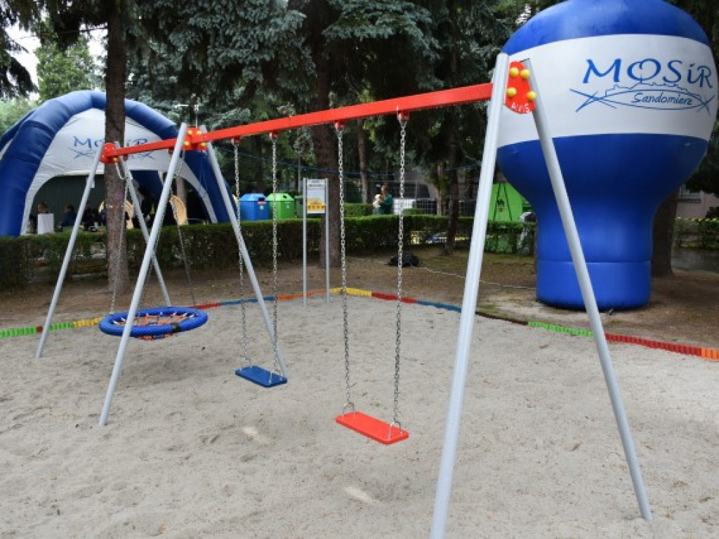 Nowy plac zabaw i inne atrakcje w prezencie dla najmłodszych sandomierzan [zdjęcia]