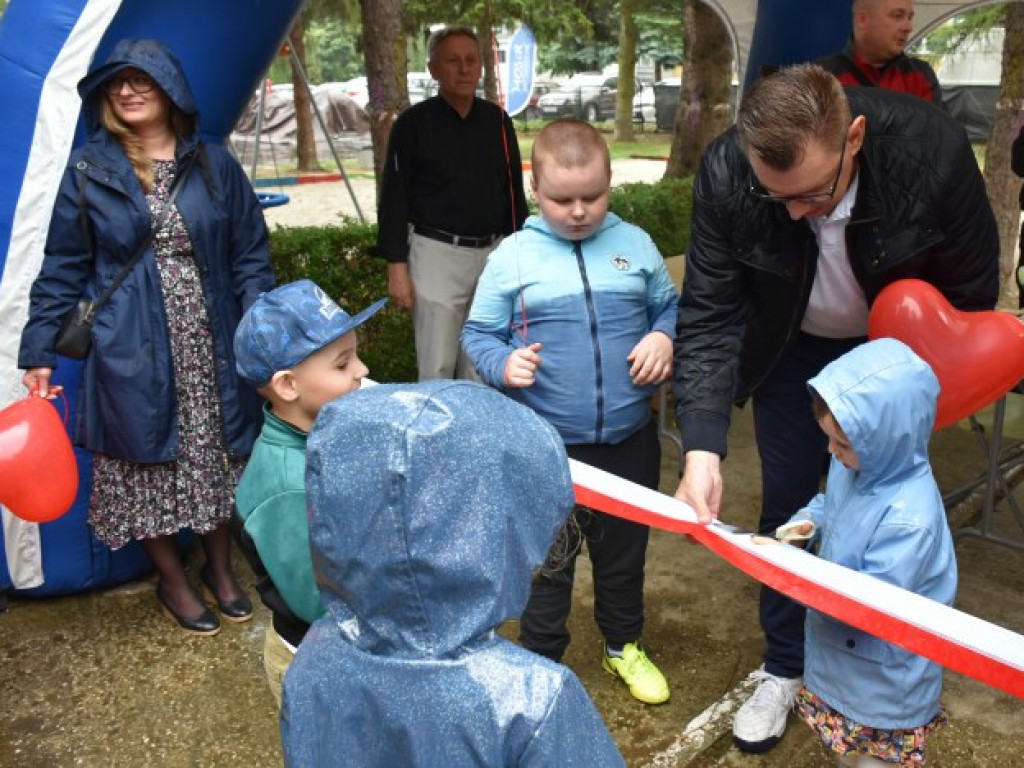Nowy plac zabaw i inne atrakcje w prezencie dla najmłodszych sandomierzan [zdjęcia]
