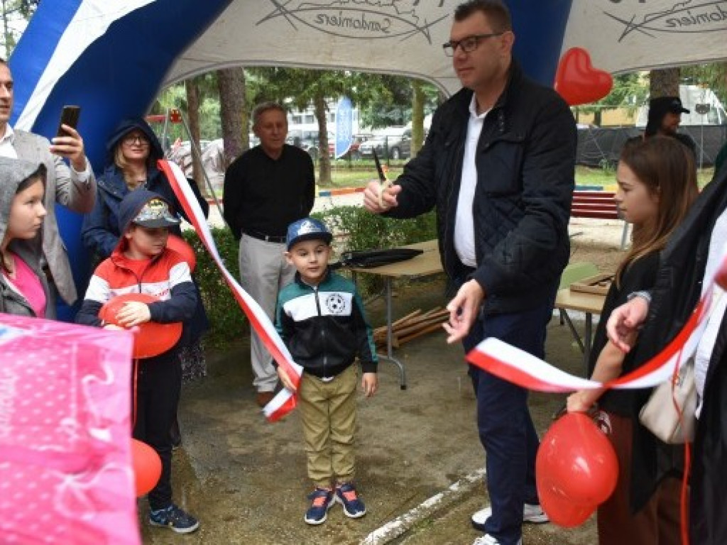 Nowy plac zabaw i inne atrakcje w prezencie dla najmłodszych sandomierzan [zdjęcia]
