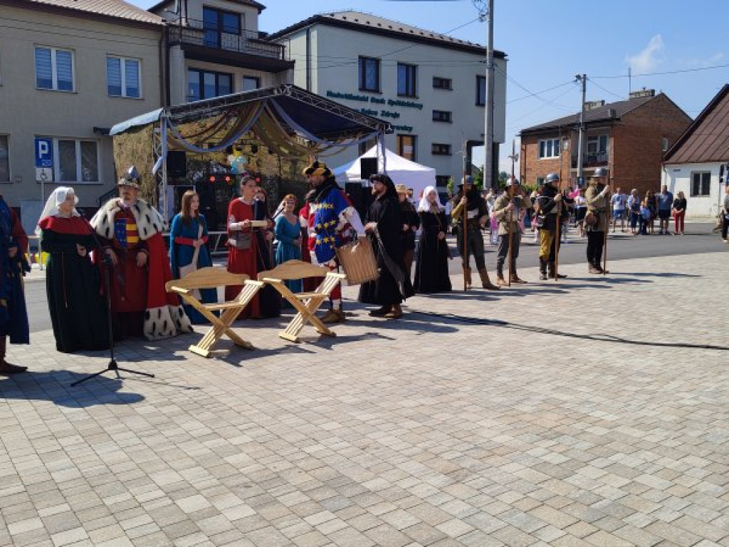 Rynek w Koprzywnicy uroczyście otwarty [zdjęcia]