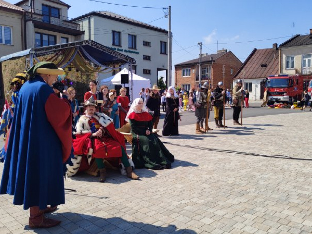 Rynek w Koprzywnicy uroczyście otwarty [zdjęcia]