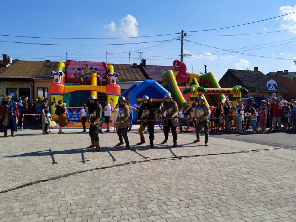Rynek w Koprzywnicy uroczyście otwarty [zdjęcia]