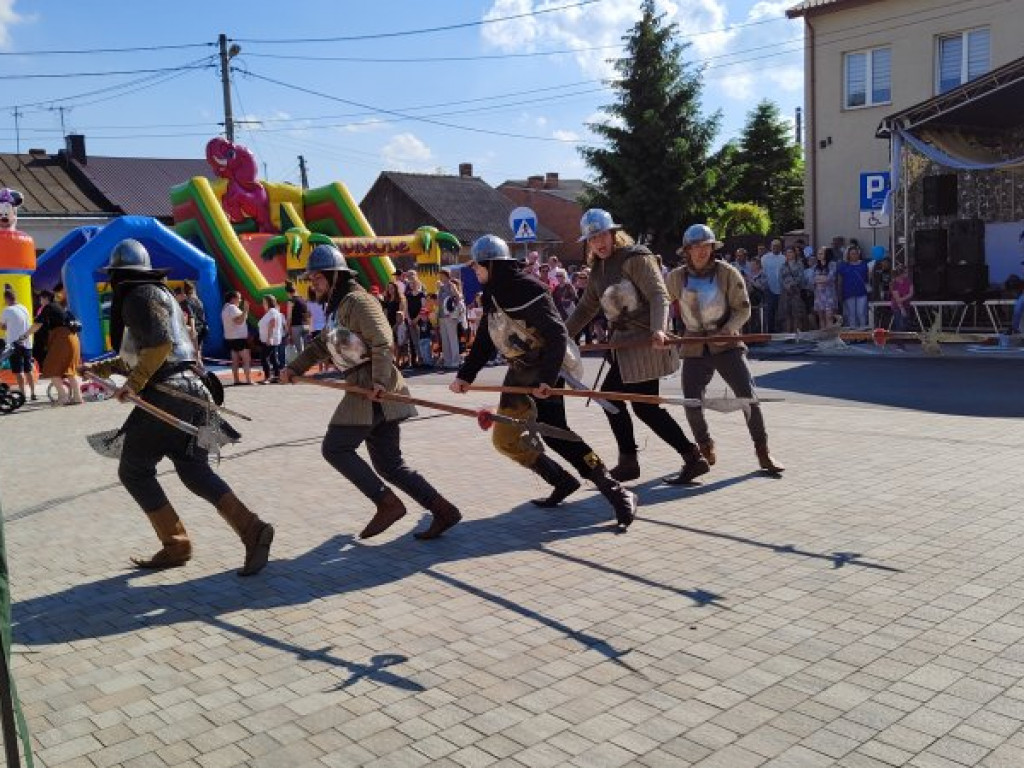 Rynek w Koprzywnicy uroczyście otwarty [zdjęcia]