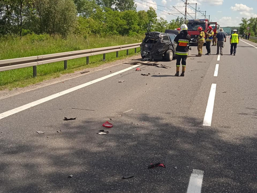 Poważny wypadek przy moście w Nagnajowie. Cztery osoby trafiły do szpitala. Droga krajowa nr 9 jest zablokowana [zdjęcia]
