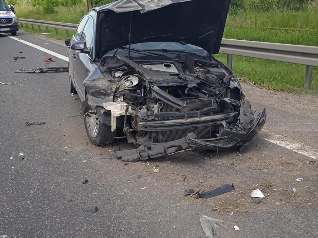 Poważny wypadek przy moście w Nagnajowie. Cztery osoby trafiły do szpitala. Droga krajowa nr 9 jest zablokowana [zdjęcia]