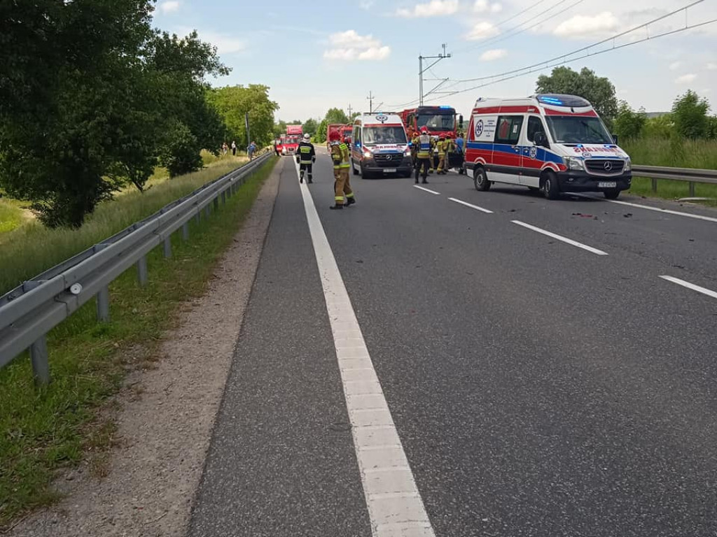 Poważny wypadek przy moście w Nagnajowie. Cztery osoby trafiły do szpitala. Droga krajowa nr 9 jest zablokowana [zdjęcia]