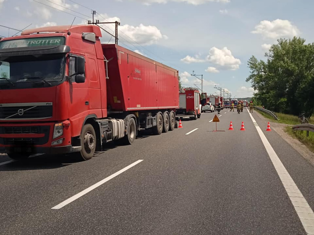 Poważny wypadek przy moście w Nagnajowie. Cztery osoby trafiły do szpitala. Droga krajowa nr 9 jest zablokowana [zdjęcia]