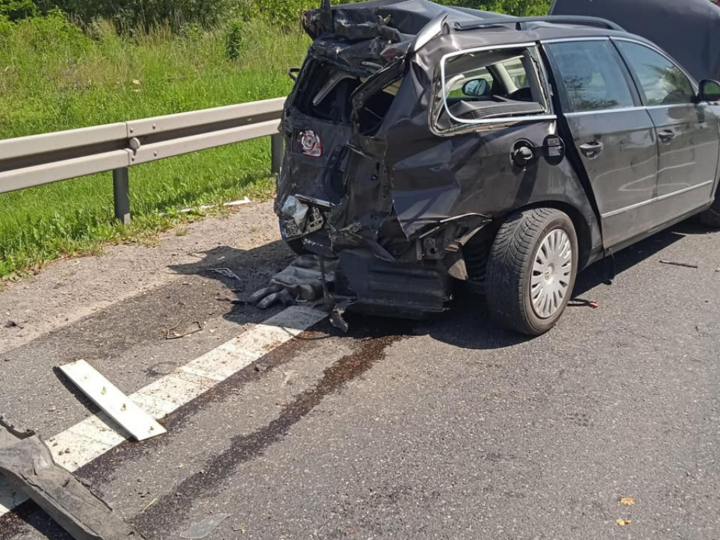 Poważny wypadek przy moście w Nagnajowie. Cztery osoby trafiły do szpitala. Droga krajowa nr 9 jest zablokowana [zdjęcia]