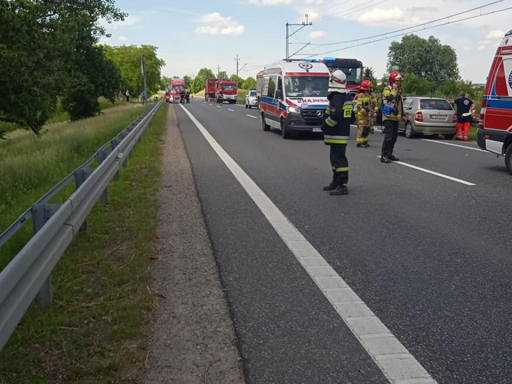 Poważny wypadek przy moście w Nagnajowie. Cztery osoby trafiły do szpitala. Droga krajowa nr 9 jest zablokowana [zdjęcia]