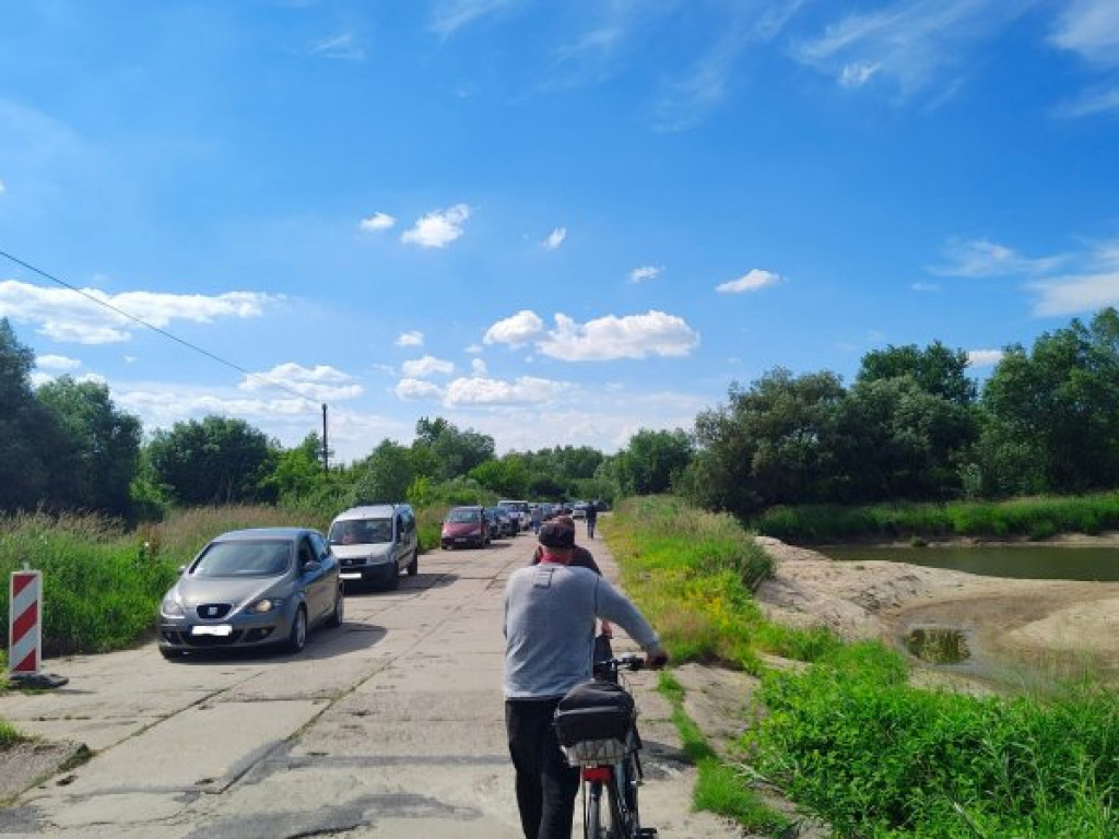 Przez wypadek koło mostu zakorkował się prom w Tarnobrzegu [zdjęcia]