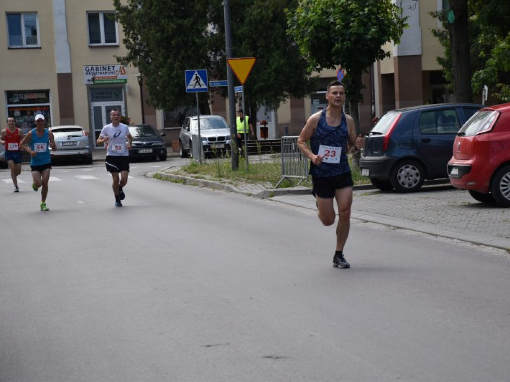 Wielkie bieganie z Nowej Dębie. Rywalizowali dorośli i najmłodsi [zdjęcia]
