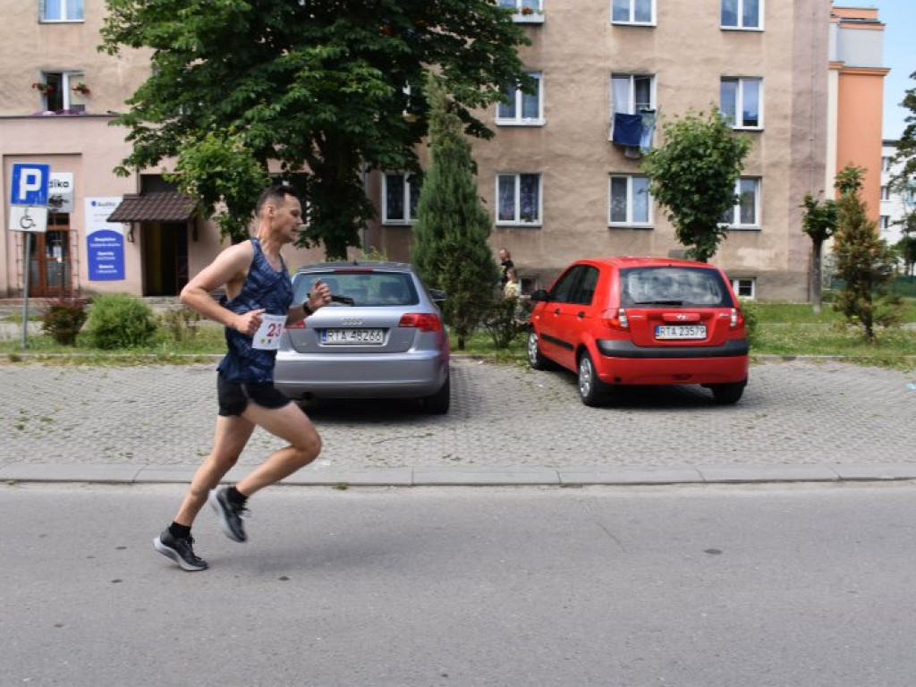 Wielkie bieganie z Nowej Dębie. Rywalizowali dorośli i najmłodsi [zdjęcia]