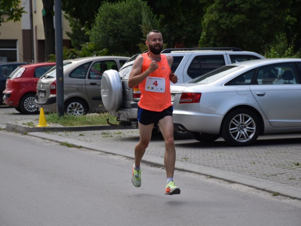 Wielkie bieganie z Nowej Dębie. Rywalizowali dorośli i najmłodsi [zdjęcia]