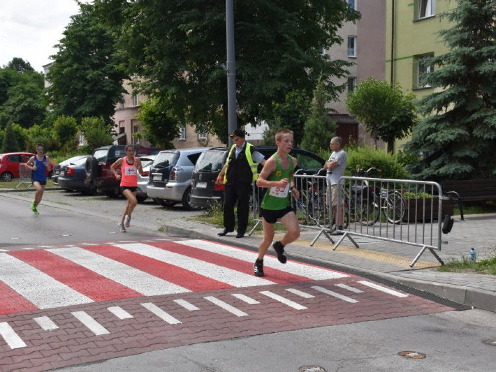 Wielkie bieganie z Nowej Dębie. Rywalizowali dorośli i najmłodsi [zdjęcia]
