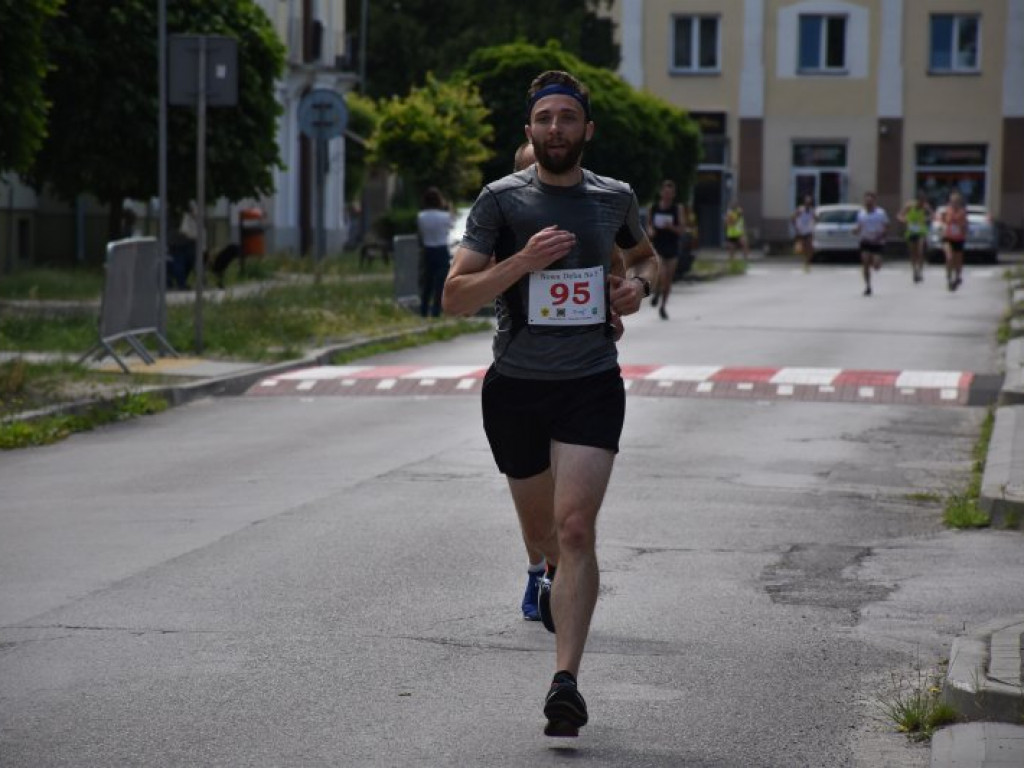 Wielkie bieganie z Nowej Dębie. Rywalizowali dorośli i najmłodsi [zdjęcia]