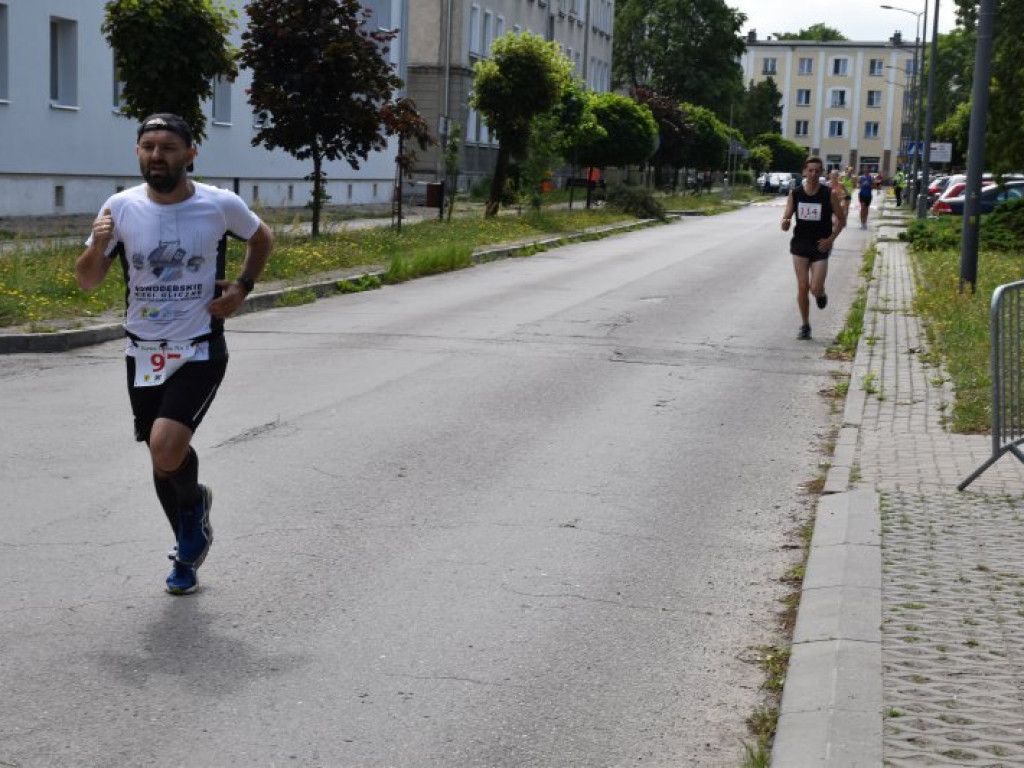 Wielkie bieganie z Nowej Dębie. Rywalizowali dorośli i najmłodsi [zdjęcia]
