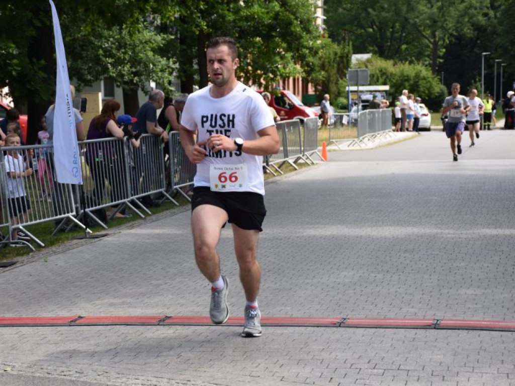 Wielkie bieganie z Nowej Dębie. Rywalizowali dorośli i najmłodsi [zdjęcia]