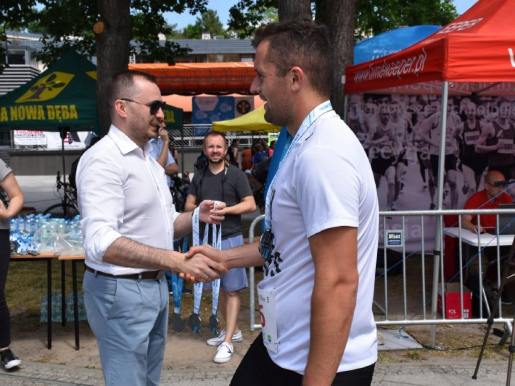 Wielkie bieganie z Nowej Dębie. Rywalizowali dorośli i najmłodsi [zdjęcia]