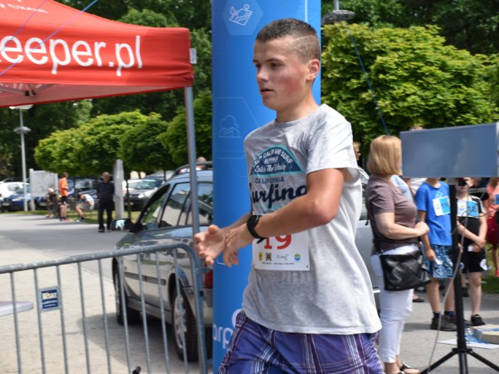 Wielkie bieganie z Nowej Dębie. Rywalizowali dorośli i najmłodsi [zdjęcia]