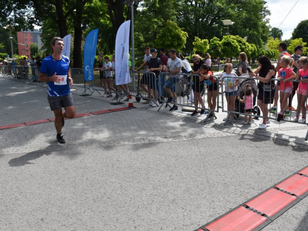 Wielkie bieganie z Nowej Dębie. Rywalizowali dorośli i najmłodsi [zdjęcia]