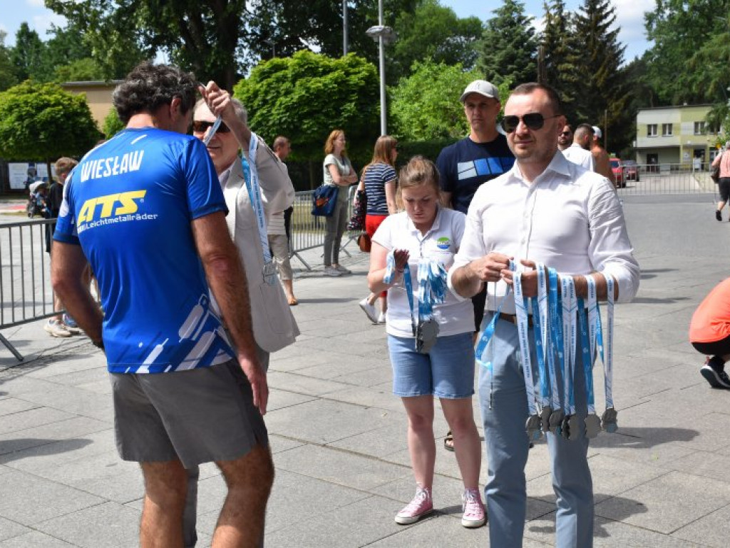 Wielkie bieganie z Nowej Dębie. Rywalizowali dorośli i najmłodsi [zdjęcia]