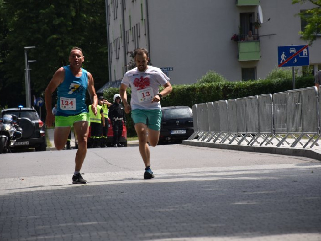 Wielkie bieganie z Nowej Dębie. Rywalizowali dorośli i najmłodsi [zdjęcia]