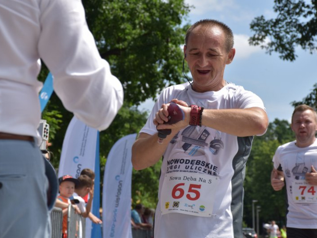 Wielkie bieganie z Nowej Dębie. Rywalizowali dorośli i najmłodsi [zdjęcia]