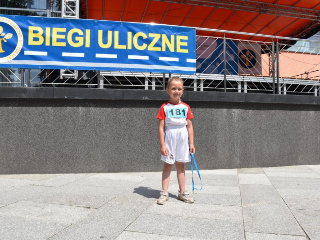 Wielkie bieganie z Nowej Dębie. Rywalizowali dorośli i najmłodsi [zdjęcia]