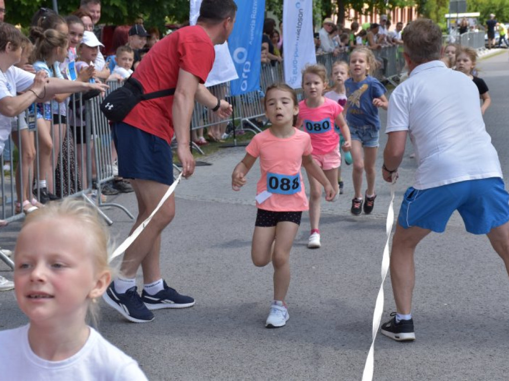 Wielkie bieganie z Nowej Dębie. Rywalizowali dorośli i najmłodsi [zdjęcia]