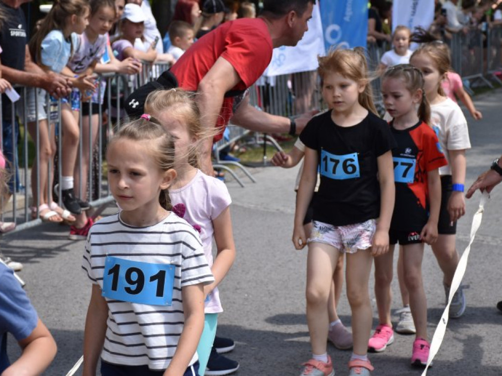 Wielkie bieganie z Nowej Dębie. Rywalizowali dorośli i najmłodsi [zdjęcia]