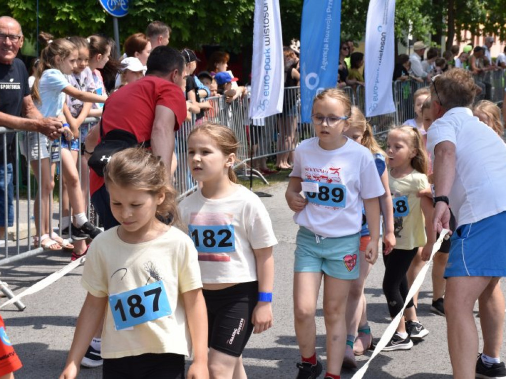 Wielkie bieganie z Nowej Dębie. Rywalizowali dorośli i najmłodsi [zdjęcia]