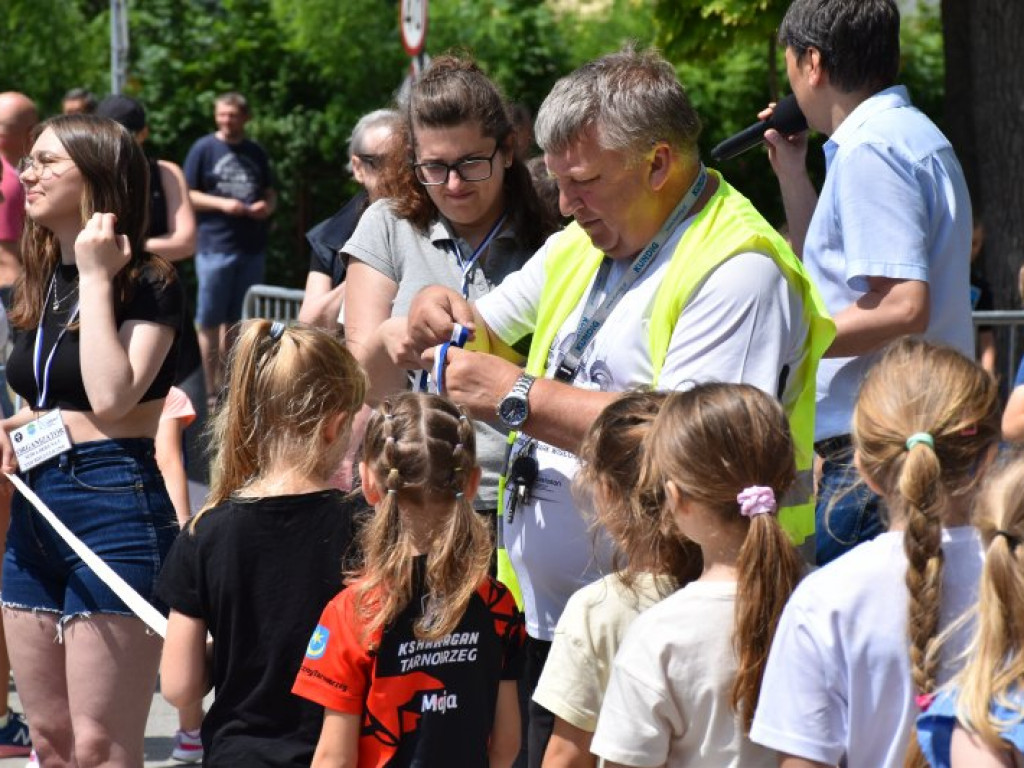 Wielkie bieganie z Nowej Dębie. Rywalizowali dorośli i najmłodsi [zdjęcia]