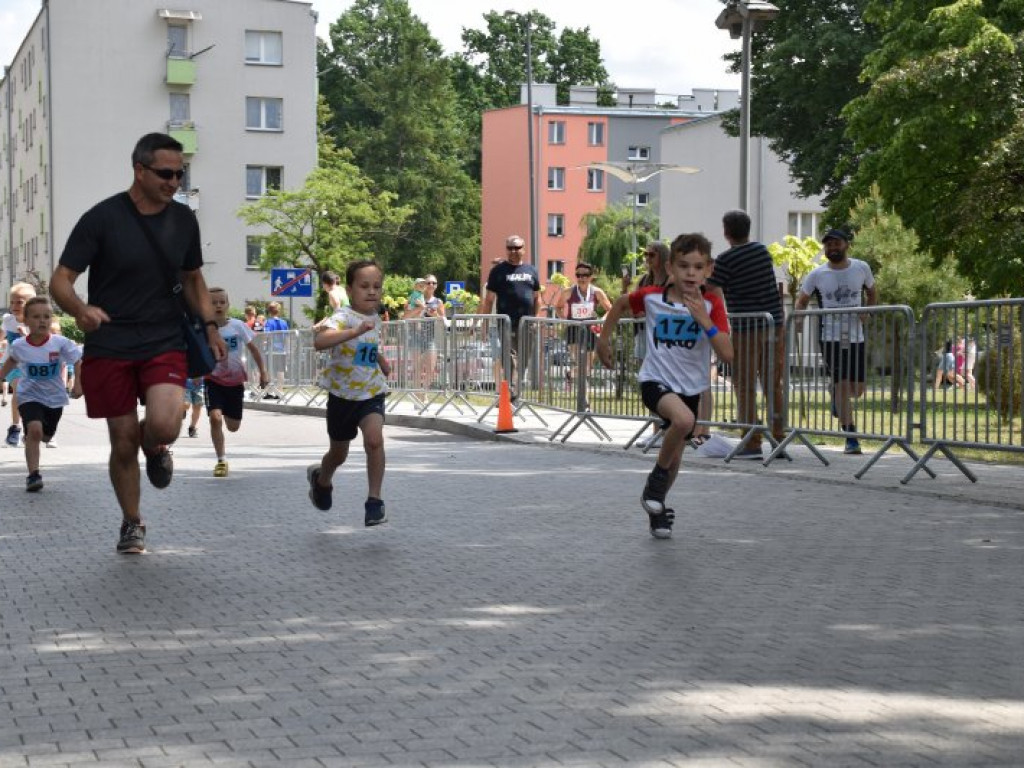 Wielkie bieganie z Nowej Dębie. Rywalizowali dorośli i najmłodsi [zdjęcia]