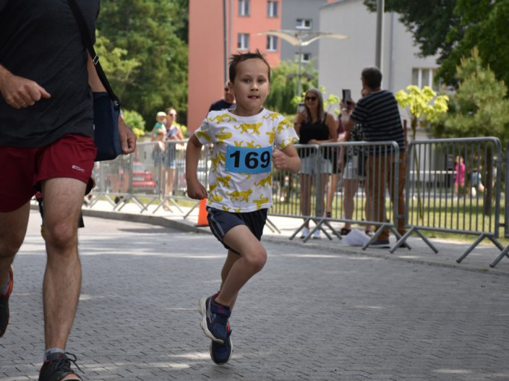 Wielkie bieganie z Nowej Dębie. Rywalizowali dorośli i najmłodsi [zdjęcia]