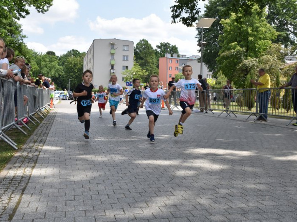 Wielkie bieganie z Nowej Dębie. Rywalizowali dorośli i najmłodsi [zdjęcia]