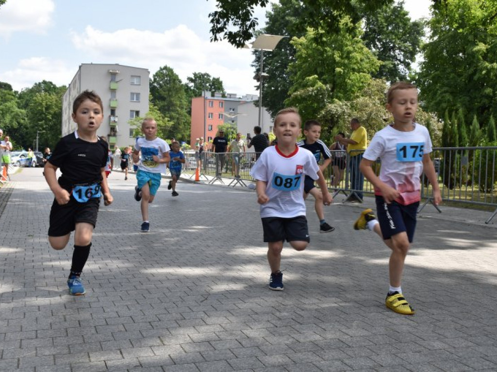Wielkie bieganie z Nowej Dębie. Rywalizowali dorośli i najmłodsi [zdjęcia]