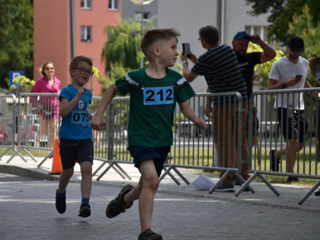 Wielkie bieganie z Nowej Dębie. Rywalizowali dorośli i najmłodsi [zdjęcia]