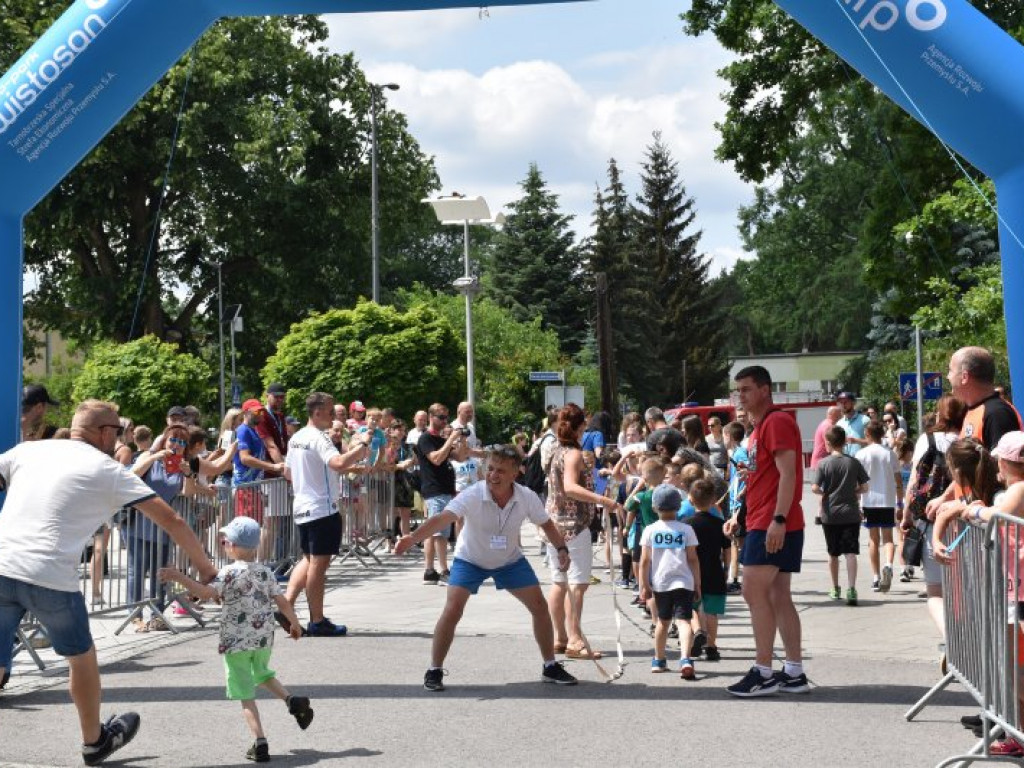 Wielkie bieganie z Nowej Dębie. Rywalizowali dorośli i najmłodsi [zdjęcia]